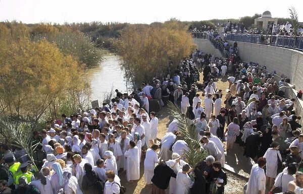 Crowds of pilgrims in white dress queueing to enter