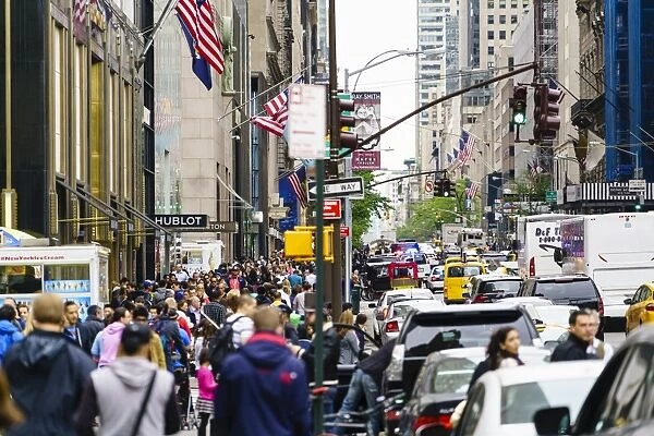 Crowds of shoppers on 5th Avenue, Manhattan, New York City, United States of America
