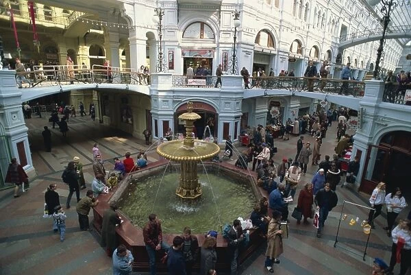 Crowds around the water fountain in the Gum department store