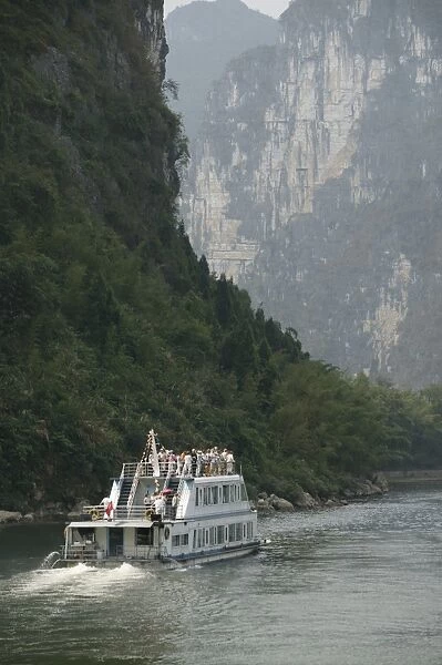 Cruise boat between Guilin and Yangshuo, Li River, Guangxi Province, China, Asia