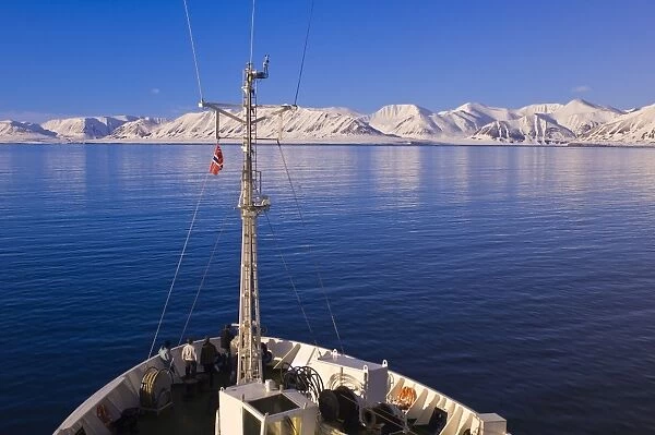 Cruising Woodfjord, Svalbard Archipelago, Norway, Arctic, Scandinavia, Europe