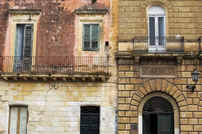 Framed Print : Crumbling houses in the baroque city of Lecce, Puglia, Italy, Europe Framed Print : Crumbling houses in the baroque city of Lecce, Puglia, Italy, Europe