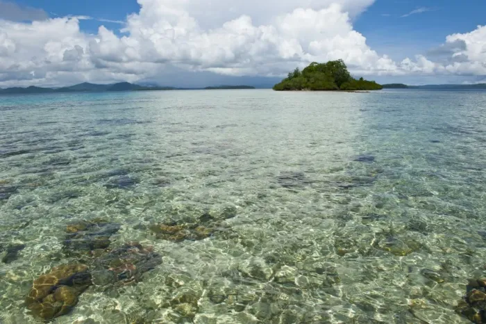 Framed Print : Crystal clear water in the Marovo Lagoon, Solomon Islands, Pacific Framed Print : Crystal clear water in the Marovo Lagoon, Solomon Islands, Pacific