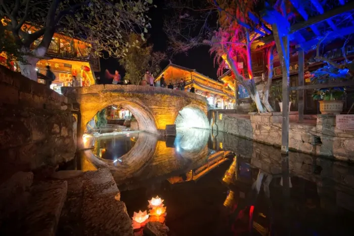 Framed Print : Dashi bridge in Lijiang at night, Yunnan, China, Asia Framed Print : Dashi bridge in Lijiang at night, Yunnan, China, Asia