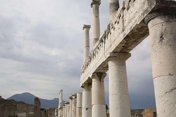 Decumano Maximo columns, Pompeii, UNESCO World Heritage Site, Campania, Italy, Europe