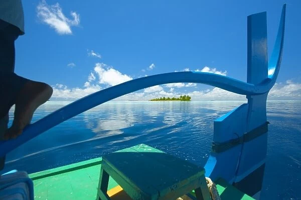 Desert island viewed through rudder on a dhoni, Maldives, Indian Ocean, Asia