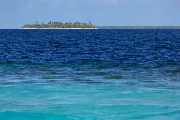 Framed Print : A deserted tropical island in the Indian Ocean in the Northern Huvadhu Atoll, Maldives, Indian Ocean, Asia