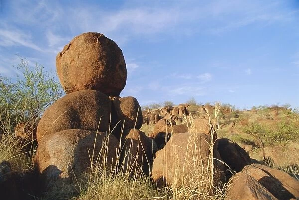 The Devils Pebbles, piles of granite boulders rounded by weathering near the Stuart Highway 11km north of Tennant Creek, Northern