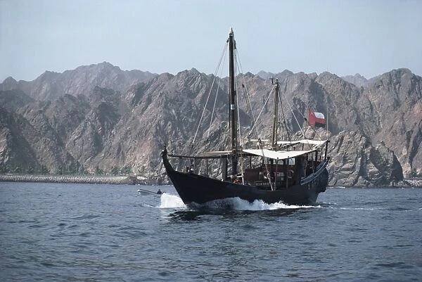 Dhow leaving Muttrah harbour, Muscat, Oman, Middle East