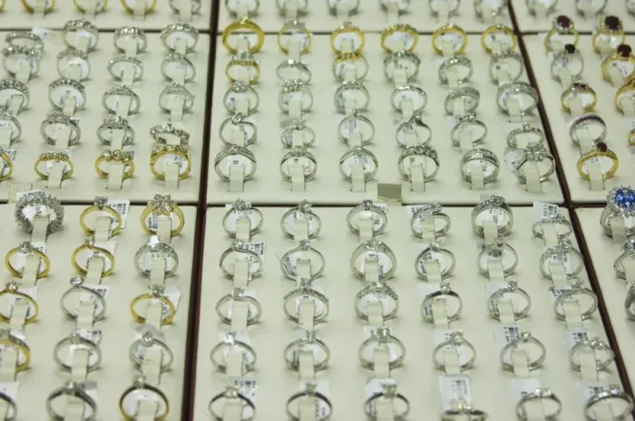 Framed Print : Diamond rings in the Gold Souk