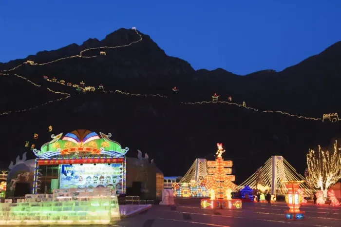 Framed Print : A display of night time illuminations and copy of the Great Wall of China at Longqing Gorge Ice sculpture festival, Beijing Framed Print : A display of night time illuminations and copy of the Great Wall of China at Longqing Gorge Ice sculpture festival, Beijing