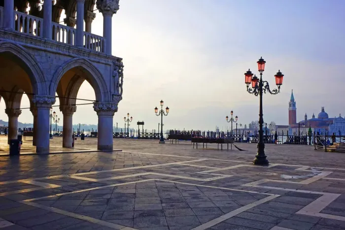 Framed Print : Doges Palace and Piazzetta against San Giorgio Maggiore in early morning light, Venice Framed Print : Doges Palace and Piazzetta against San Giorgio Maggiore in early morning light, Venice