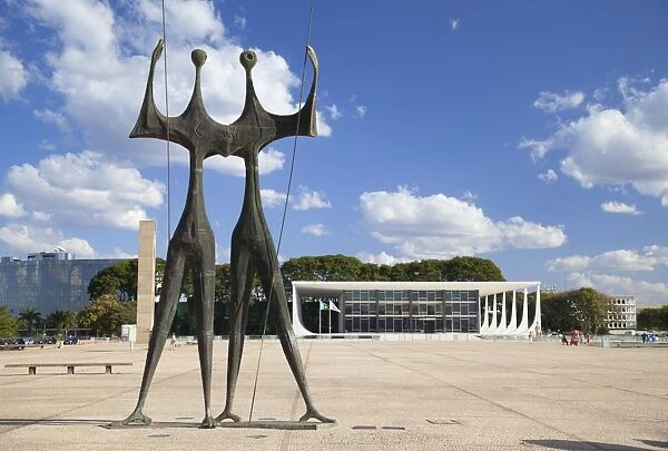 Dois Candangos (Two Labourers) sculpture, Supreme Federal Court, Three Powers Square, UNESCO World Heritage Site, Brasilia, Federal District, Brazil, South America