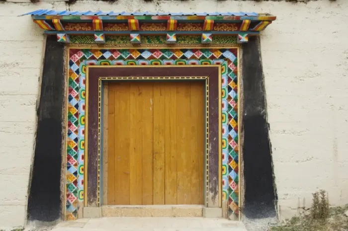 Framed Print : Door, Gedan Song Zanling Temple, Shangri-La (Zhongdian), Yunnan Province, China, Asia Framed Print : Door, Gedan Song Zanling Temple, Shangri-La (Zhongdian), Yunnan Province, China, Asia