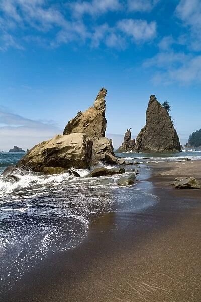 Dramatic sea stacks on Rialto Beach in the Olympic National Park, UNESCO World Heritage Site