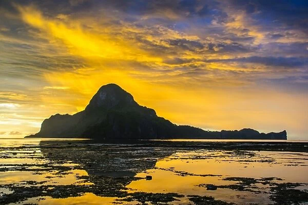 Dramatic sunset light over the bay of El Nido, Bacuit Archipelago, Palawan, Philippines, Southeast Asia, Asia