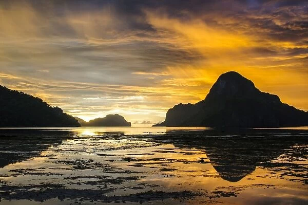 Dramatic sunset light over the bay of El Nido, Bacuit Archipelago, Palawan, Philippines, Southeast Asia, Asia