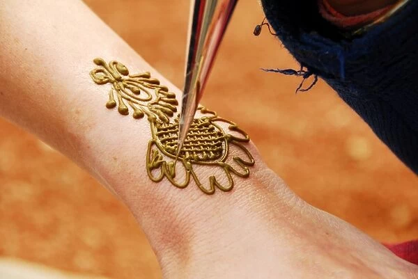 Drawing henna on hand, New Delhi, India, Asia
