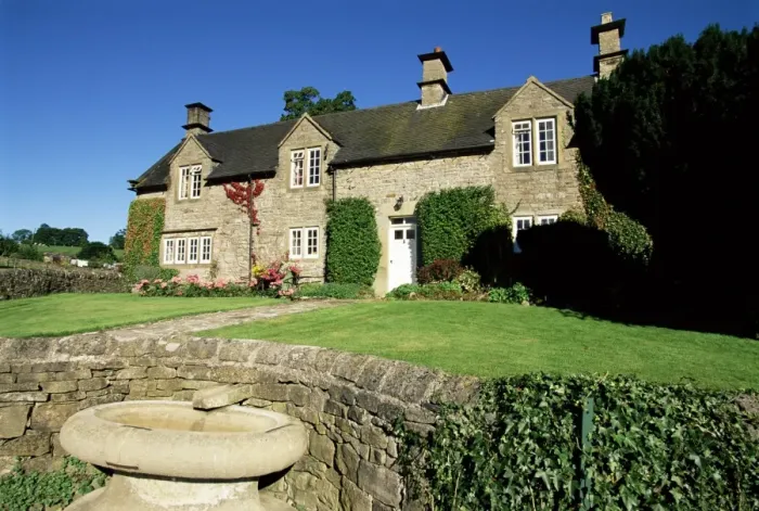 Framed Print : Drinking trough and traditional farmhouse, Tissington, Peak District National Park Framed Print : Drinking trough and traditional farmhouse, Tissington, Peak District National Park