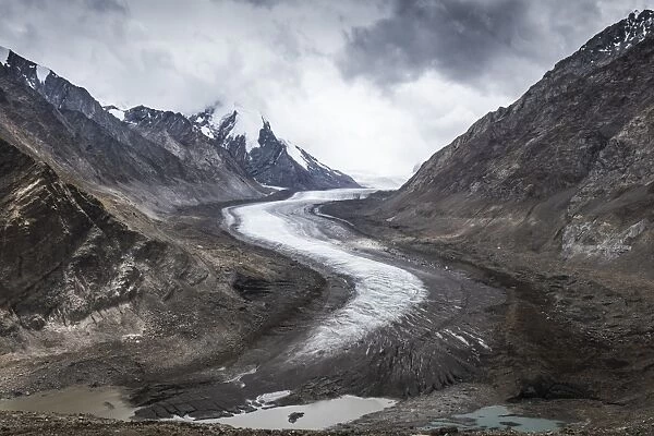 Dropping down from Penzi La, looking at the glacial moraine that feeds into the Stod River