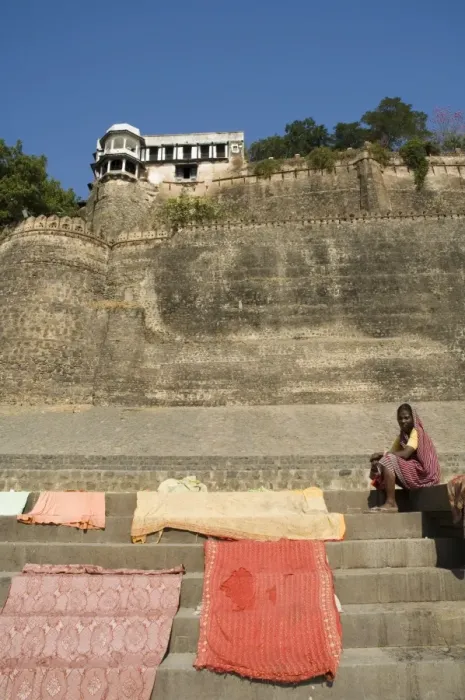Framed Print : Drying washing with Ahilya Fort behind Framed Print : Drying washing with Ahilya Fort behind