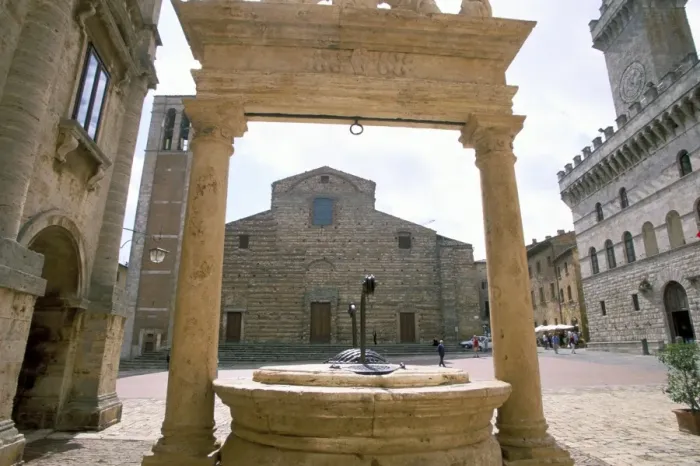 Framed Print : Duomo through wellhead Framed Print : Duomo through wellhead