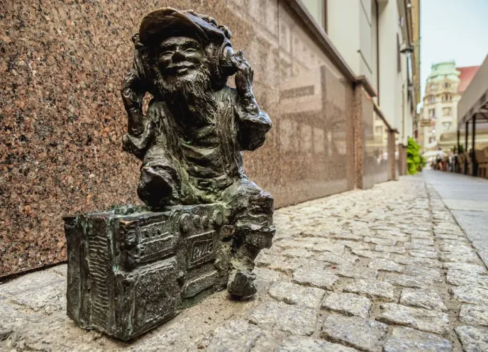 Framed Print : Dwarf Sculpture at the Old Town, Wroclaw, Lower Silesian Voivodeship, Poland, Europe Framed Print : Dwarf Sculpture at the Old Town, Wroclaw, Lower Silesian Voivodeship, Poland, Europe
