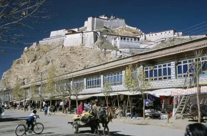 Framed Print : Dzong (fort) overlooking new town, Gyantse, Tibet, China, Asia Framed Print : Dzong (fort) overlooking new town, Gyantse, Tibet, China, Asia