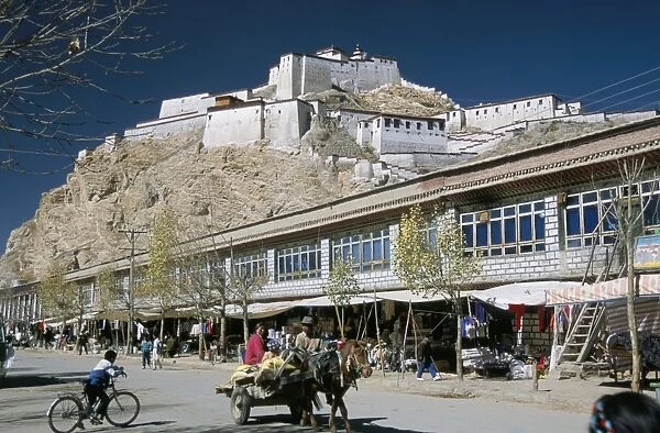Dzong (fort) overlooking new town, Gyantse, Tibet, China, Asia