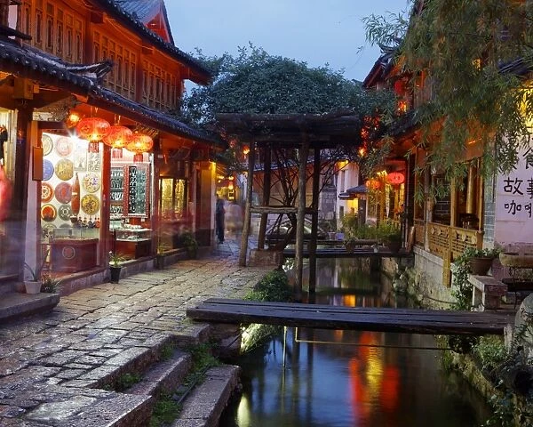 Early evening street scene in the Old Town, Lijiang, UNESCO World Heritage Site, Yunnan Province, China, Asia