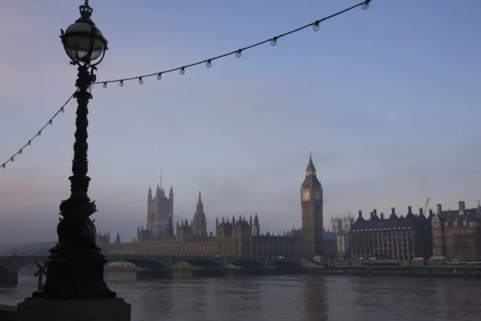 Framed Print : Early misty morning view of Big Ben and the Houses of Parliament across Westminster Bridge Framed Print : Early misty morning view of Big Ben and the Houses of Parliament across Westminster Bridge