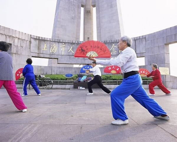 Early morning t ai chi exercises in Huangpu Park on the Bund, Shanghai, China, Asia