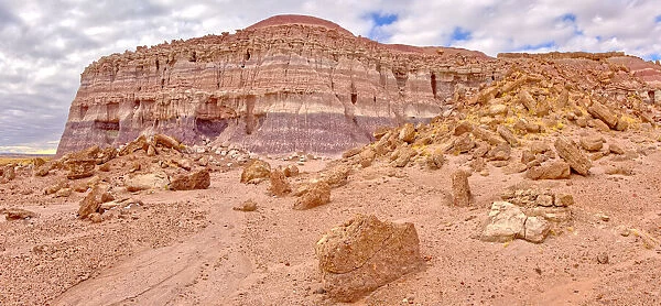 The eastern edge of the Clam Bed Mesa along the Red Basin Trail in Petrified Forest