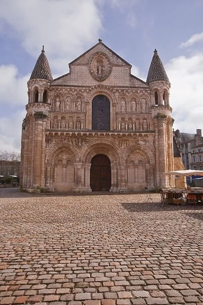 Eglise Notre Dame la Grande in central Poitiers, Vienne, Poitou-Charentes, France, Europe
