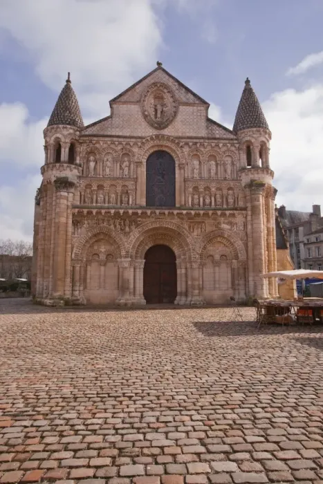 Framed Print : Eglise Notre Dame la Grande in central Poitiers, Vienne, Poitou-Charentes, France, Europe Framed Print : Eglise Notre Dame la Grande in central Poitiers, Vienne, Poitou-Charentes, France, Europe