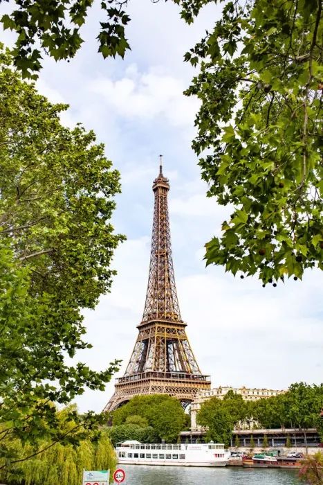 Framed Print : The Eiffel Tower, Paris, France, Europe Framed Print : The Eiffel Tower, Paris, France, Europe