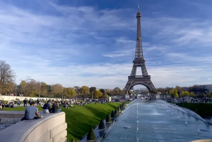 Framed Print : Eiffel Tower and Trocadero Fountains in autumn, Paris, France, Europe Framed Print : Eiffel Tower and Trocadero Fountains in autumn, Paris, France, Europe
