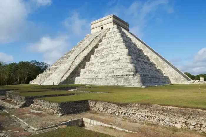 Framed Print : El Castillo pyramid (Temple of Kukulcan) in the ancient Mayan ruins of Chichen Itza Framed Print : El Castillo pyramid (Temple of Kukulcan) in the ancient Mayan ruins of Chichen Itza