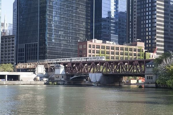 El train crossing Lake Street Bridge over the Chicago River, The Loop, Chicago, Illinois, United States of America, North America