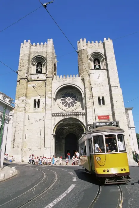 Framed Print : Electrico (electric tram) in front of the Se Cathedral Framed Print : Electrico (electric tram) in front of the Se Cathedral