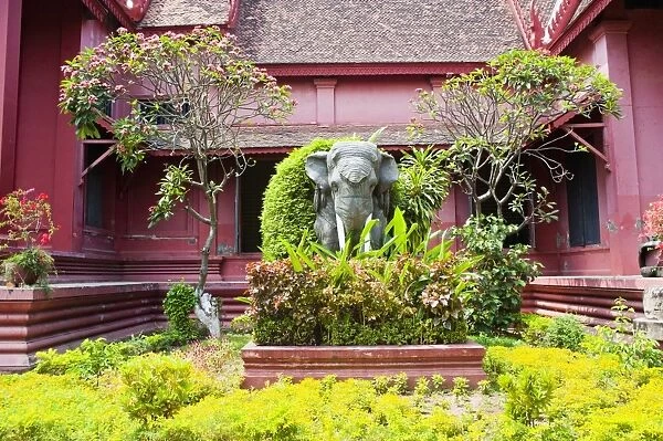 Elephant statue outside The National Museum of Cambodia, Phnom Penh, Cambodia, Indochina, Southeast Asia, Asia