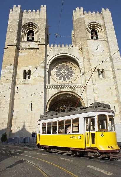 Eletrico (electric tram) in front of the Se Cathedral