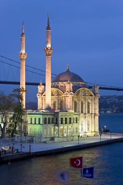 Elevated view over the Bosphorous Bridge and Ortakoy Camii Mosque (Buyuk Mecidiye Camii) in the trendy Ortakoy district, Istanbul