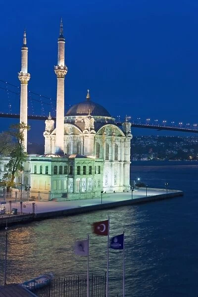 Elevated view over the Bosphorous Bridge and Ortakoy Camii Mosque (Buyuk Mecidiye Camii) in the trendy Ortakoy district, Istanbul