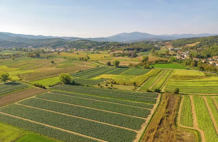 Framed Print : Elevated view of farmland and landscape at Monterchi, Province of Arezzo, Italy, Europe Framed Print : Elevated view of farmland and landscape at Monterchi, Province of Arezzo, Italy, Europe