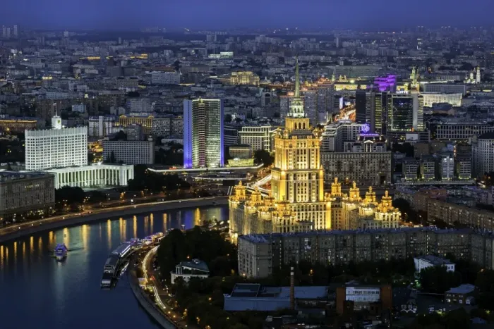 Framed Print : Elevated view over the Moskva River embankment, Ukraine Hotel and the Russian White House Framed Print : Elevated view over the Moskva River embankment, Ukraine Hotel and the Russian White House