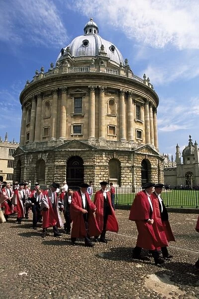 Encaenia, university dignitaries passing in front of the Radcliffe Camera