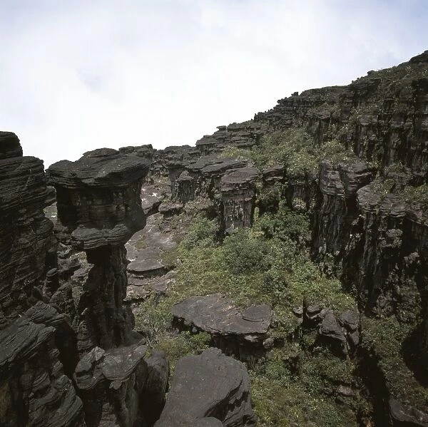 Erosion of sedimentary layers of sandstone near the Great Crack, Summit of Mount Kukenaam
