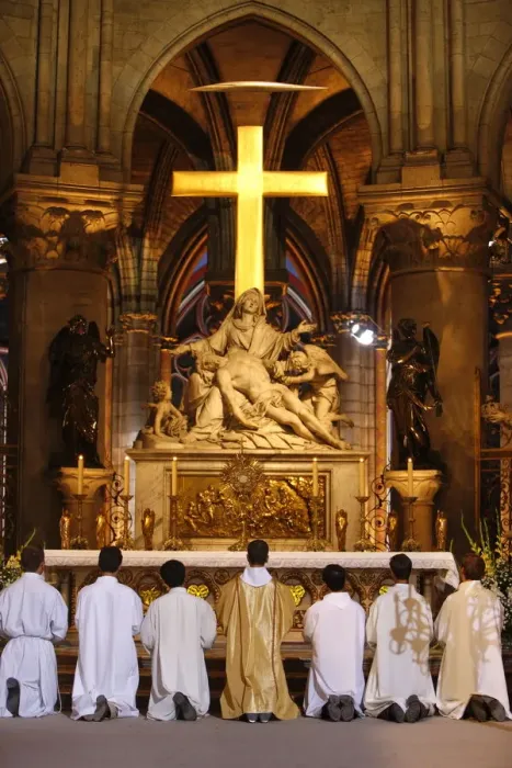 Framed Print : Eucharist adoration in Notre Dame de Paris cathedral, Paris, France, Europe
