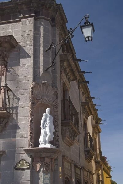 Exterior of the Museo Historico de San Miguel de Allende and statue of revolutionary hero Ignacio Allende, San Miguel de Allende, Guanajuato, Mexico